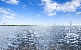 Deco Drive Waterfront 1Bed Apartment On The Bay